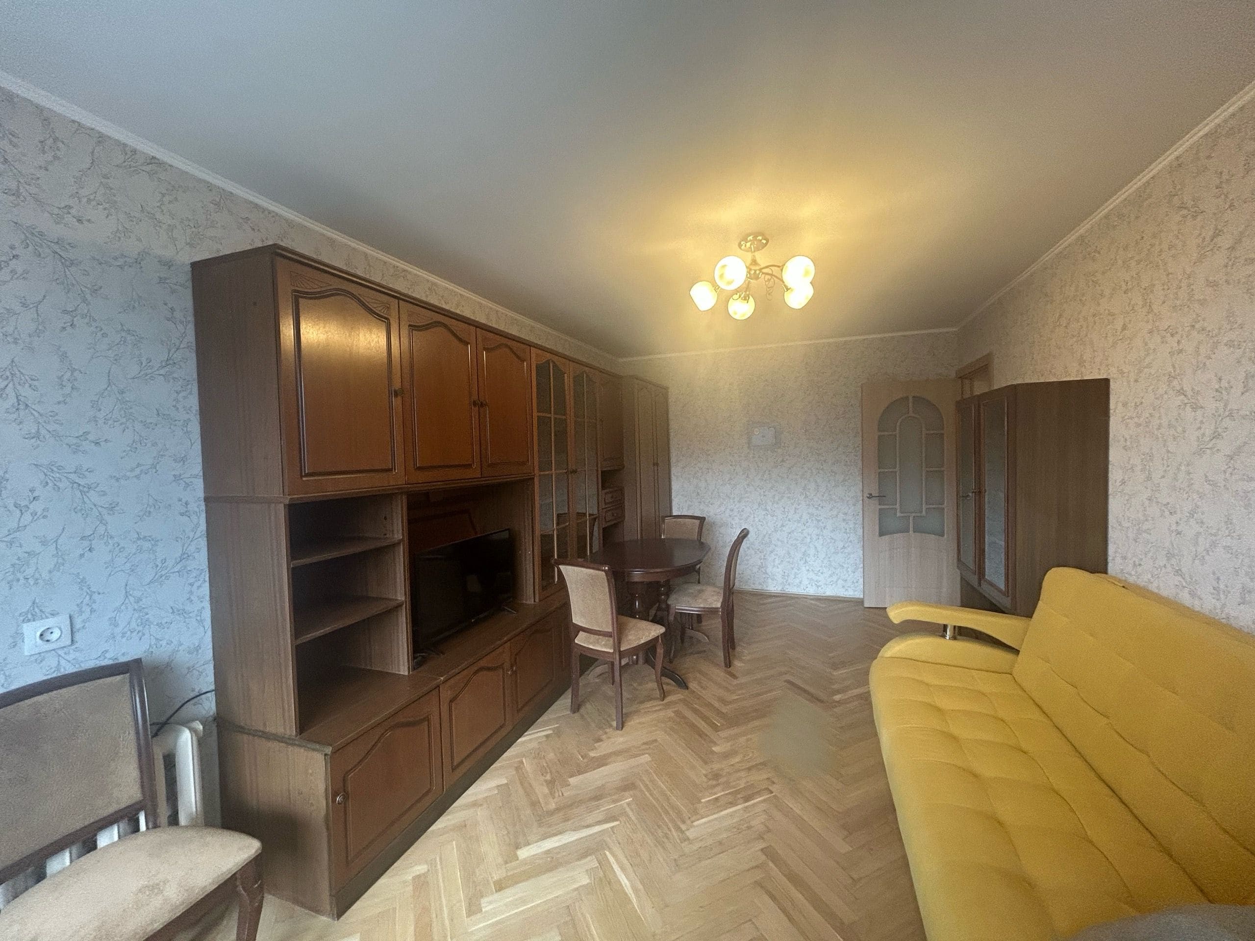 собственник подписывает договор аренды квартиры в Санкт-Петербурге с риэлтором агентства недвижимости