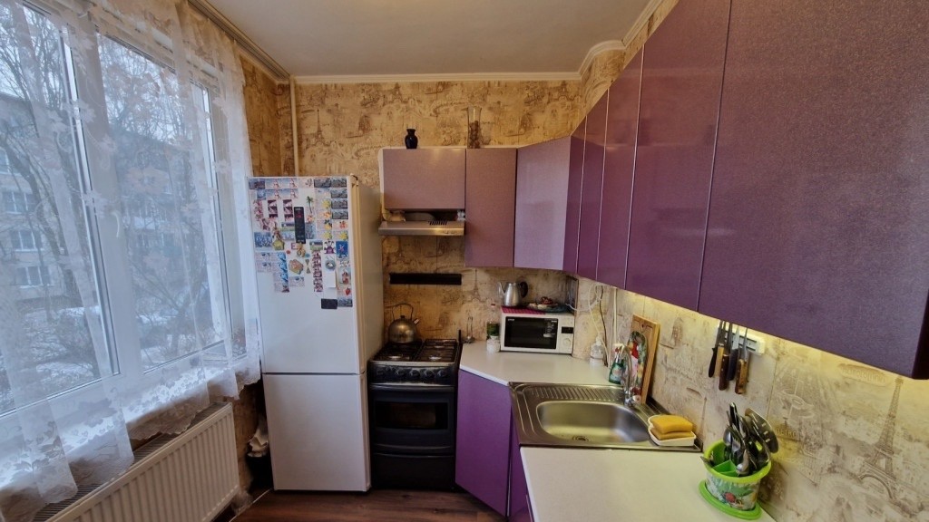 Риэлтор организует показы и переговоры, чтобы оперативно продать квартиру и помочь семье переехать в новую жилую площадь