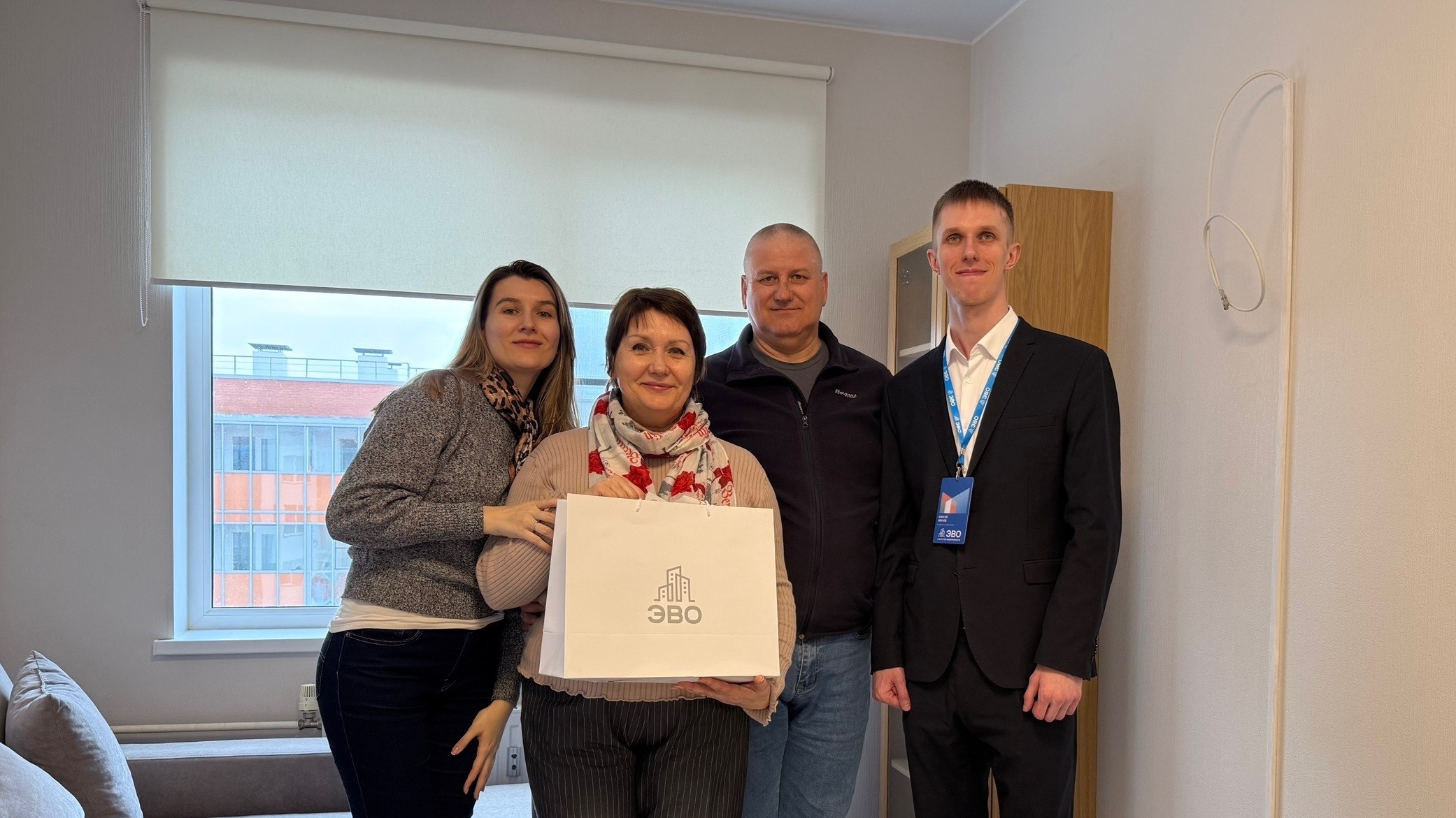 Покупка квартиры в Петергофе для переезда родителей из Барнаула — счастливые клиенты с ключами