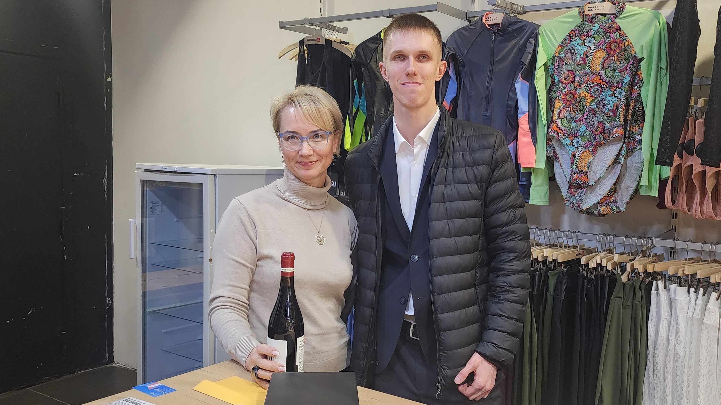 Семейная ипотека на загородный дом в Ленинградской области — счастливая клиентка с ключами от дома в деревне Углово