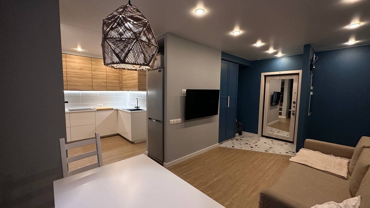 Риэлтор и довольная молодая пара (Михаил и Анастасия) после успешной продажи квартиры с обременением ВТБ и расчетов через банк-кредитор.