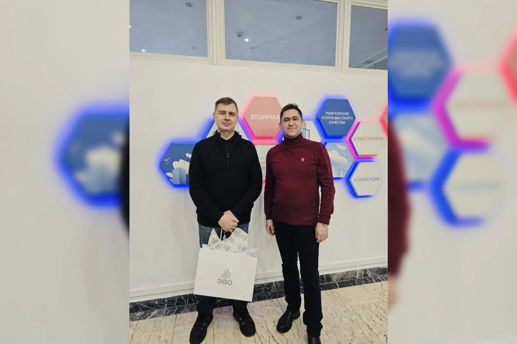 Счастливая пара выбирает квартиру в новостройке Санкт-Петербурга по программе рассрочки