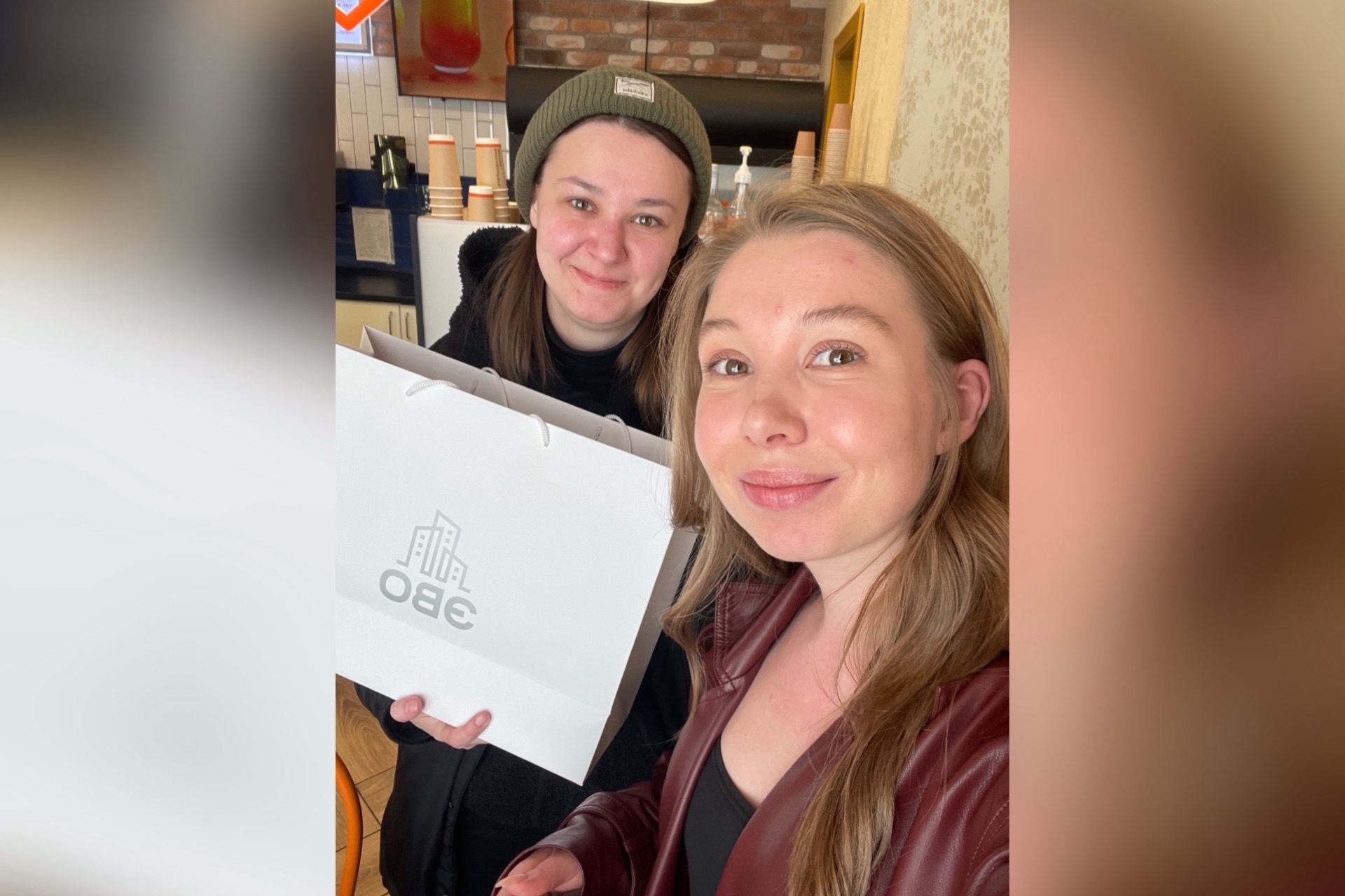 Риелтор и клиентка подписывают документы у нотариуса после продажи залоговой квартиры и погашения долгов