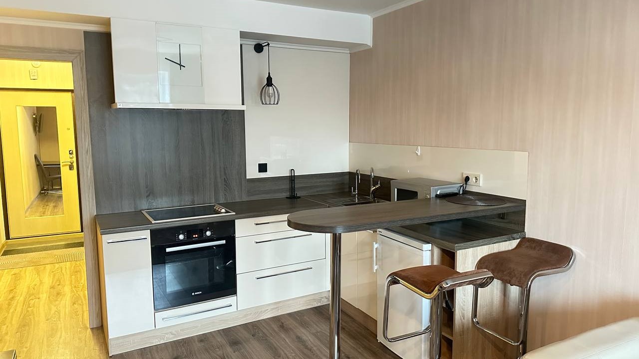 Риэлтор показывает квартиру, сданную в аренду после проблемных жильцов. Профессиональное решение для собственников.