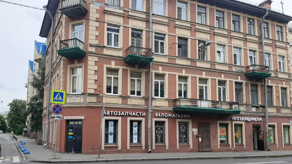 Коммерческое помещение на продажу в Санкт-Петербурге: угловой вход и витрины