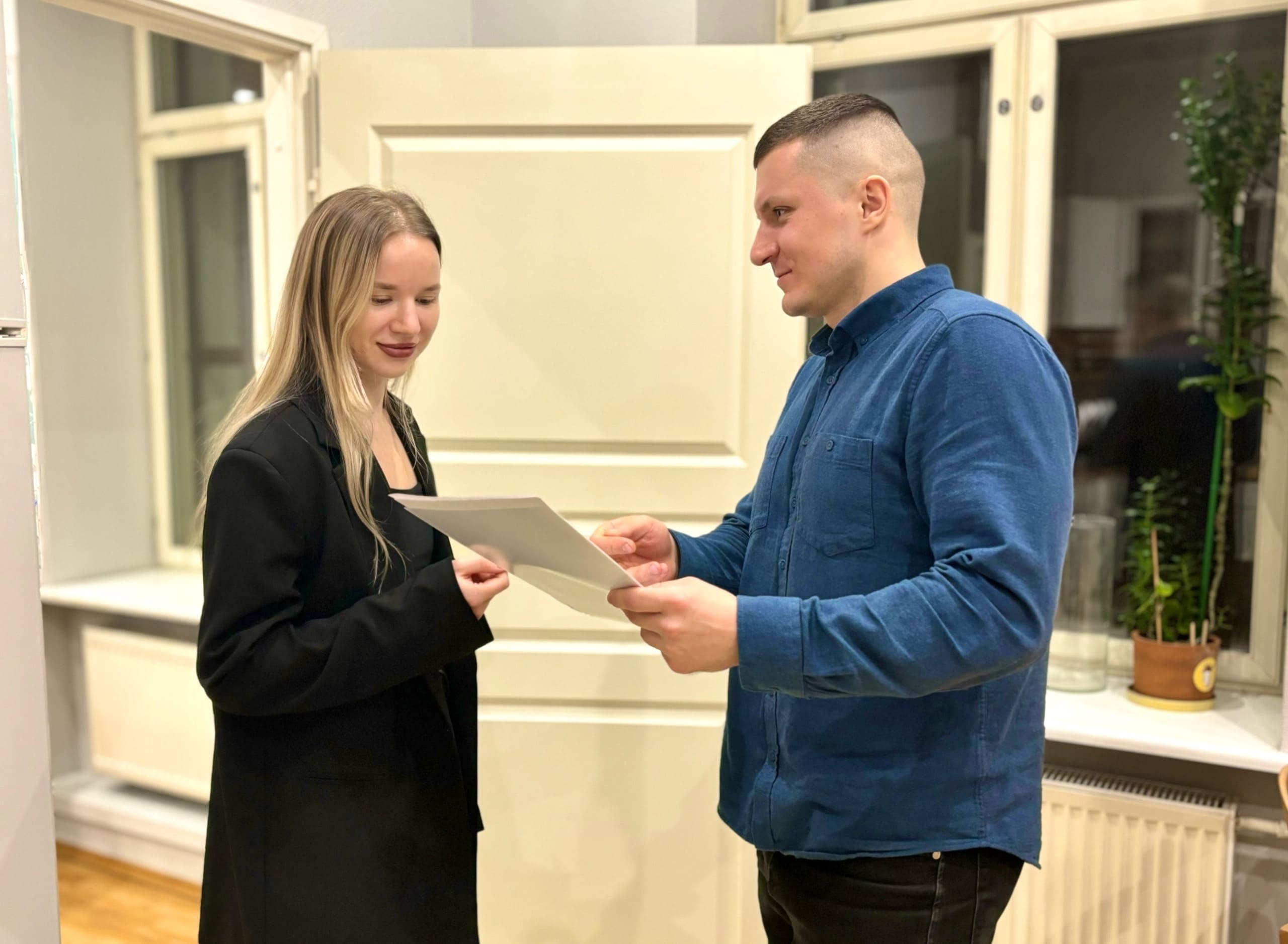 Осмотр квартиры с агентом по недвижимости перед покупкой