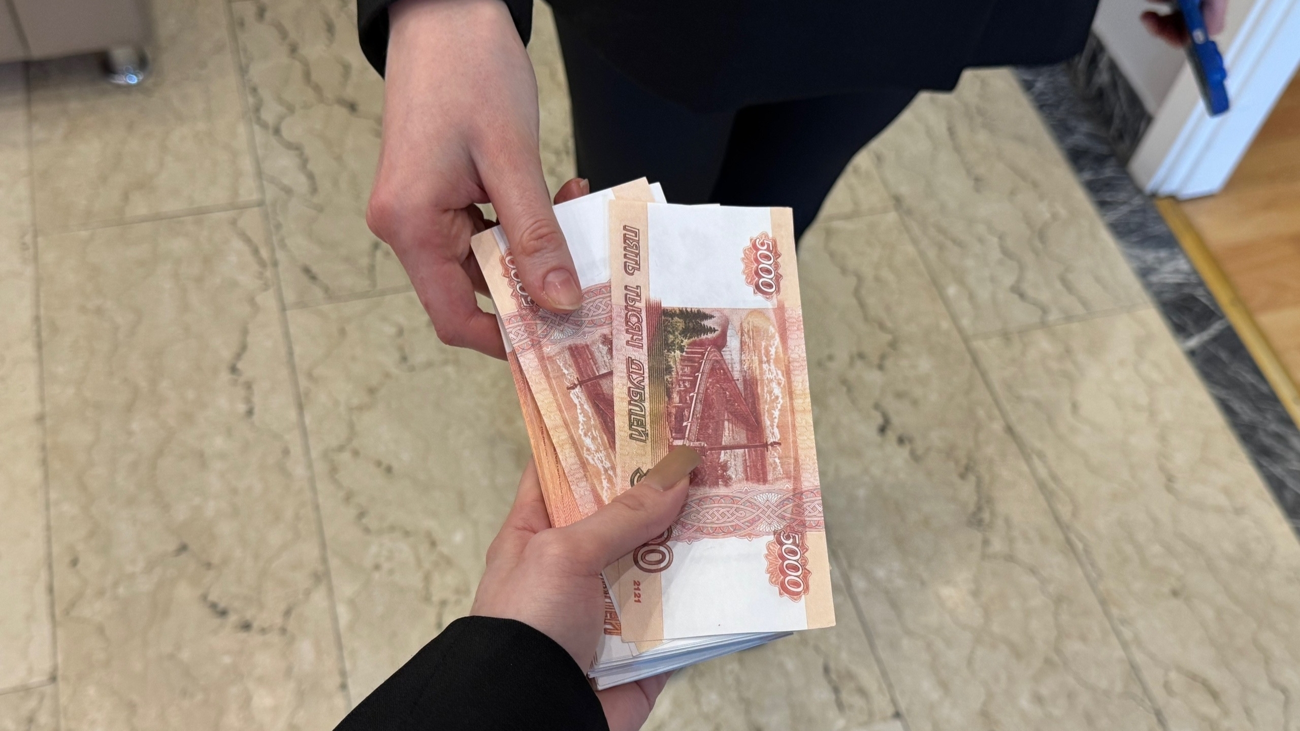 Банковская ячейка или аккредитив для безопасного расчета между участниками цепочки альтернативных сделок.