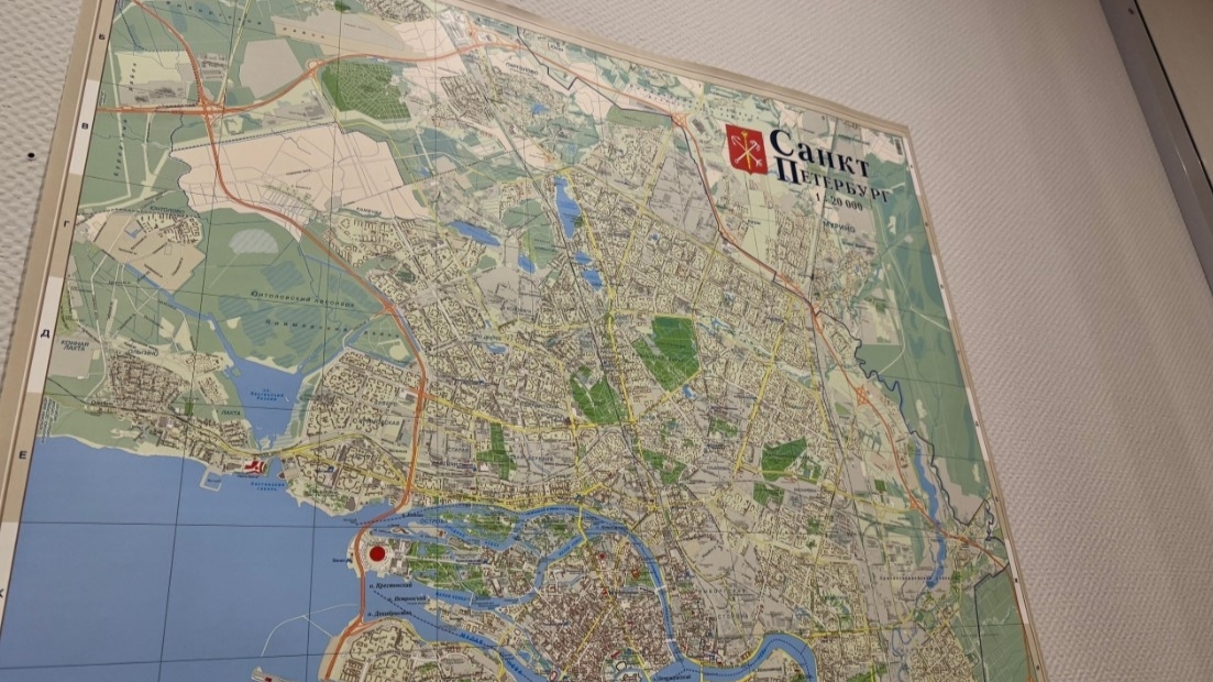  Команда агентства недвижимости ЭВО на встрече с клиентами по продаже квартиры в Санкт-Петербурге