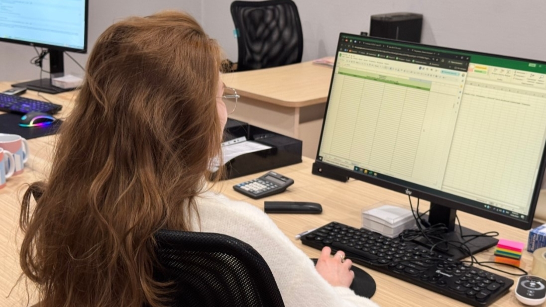 Риэлтор агентства ЭВО проводит подготовку квартиры к показу покупателям в Санкт-Петербурге