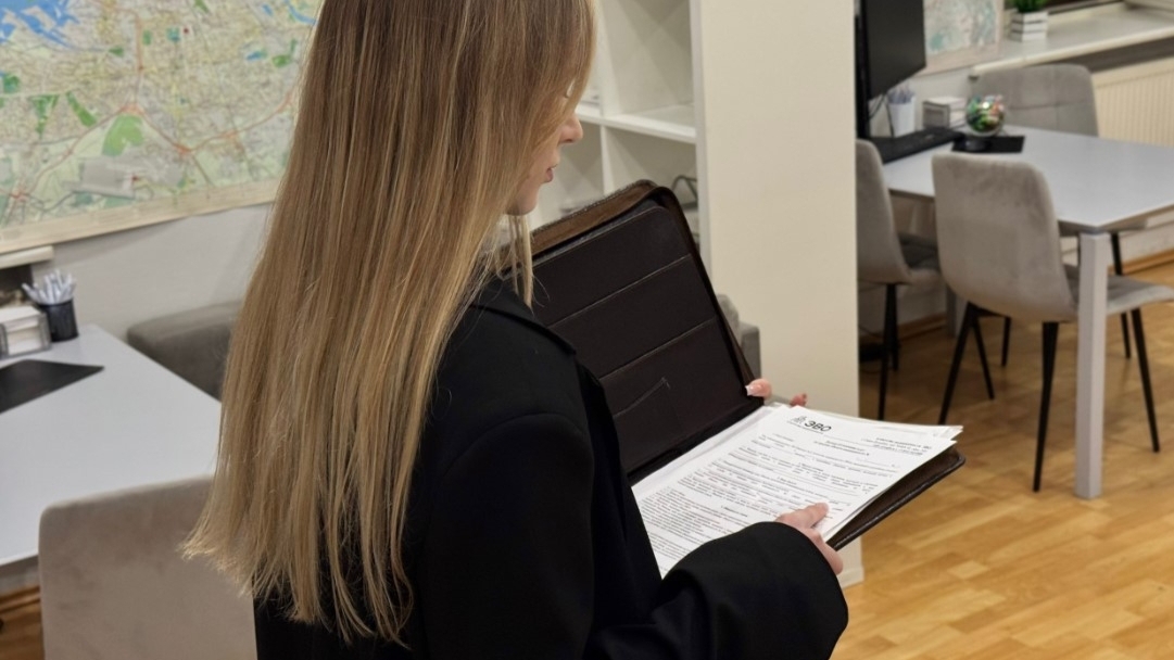 Команда ЭВО оформляет документы по продаже квартиры с ипотечным обременением