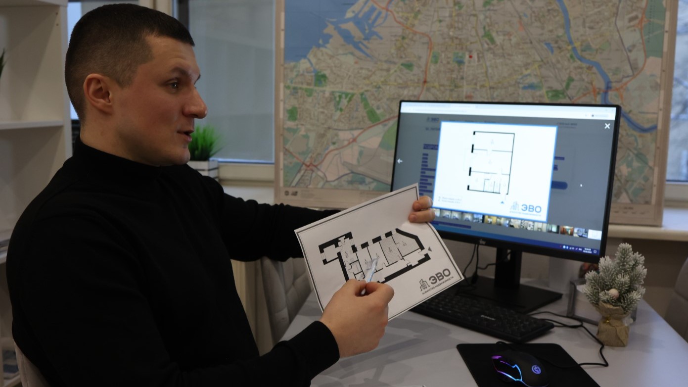 #Сотрудник агентства недвижимости ЭВО проверяет документы на квартиру с перепланировкой