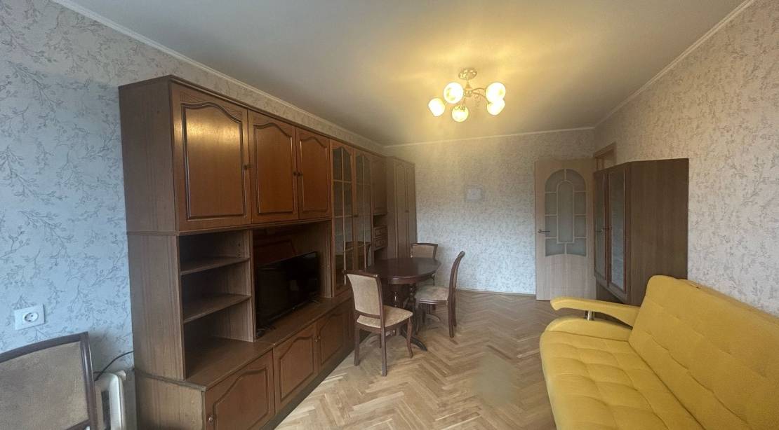 собственник подписывает договор аренды квартиры в Санкт-Петербурге с риэлтором агентства недвижимости