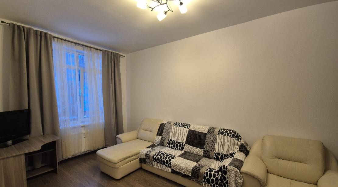 Риэлтор и собственник квартиры рады успешной сдаче жилья надежному арендатору в Санкт-Петербурге