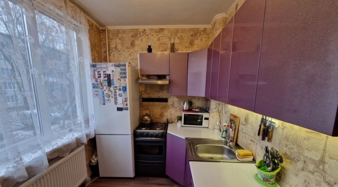 Риэлтор организует показы и переговоры, чтобы оперативно продать квартиру и помочь семье переехать в новую жилую площадь