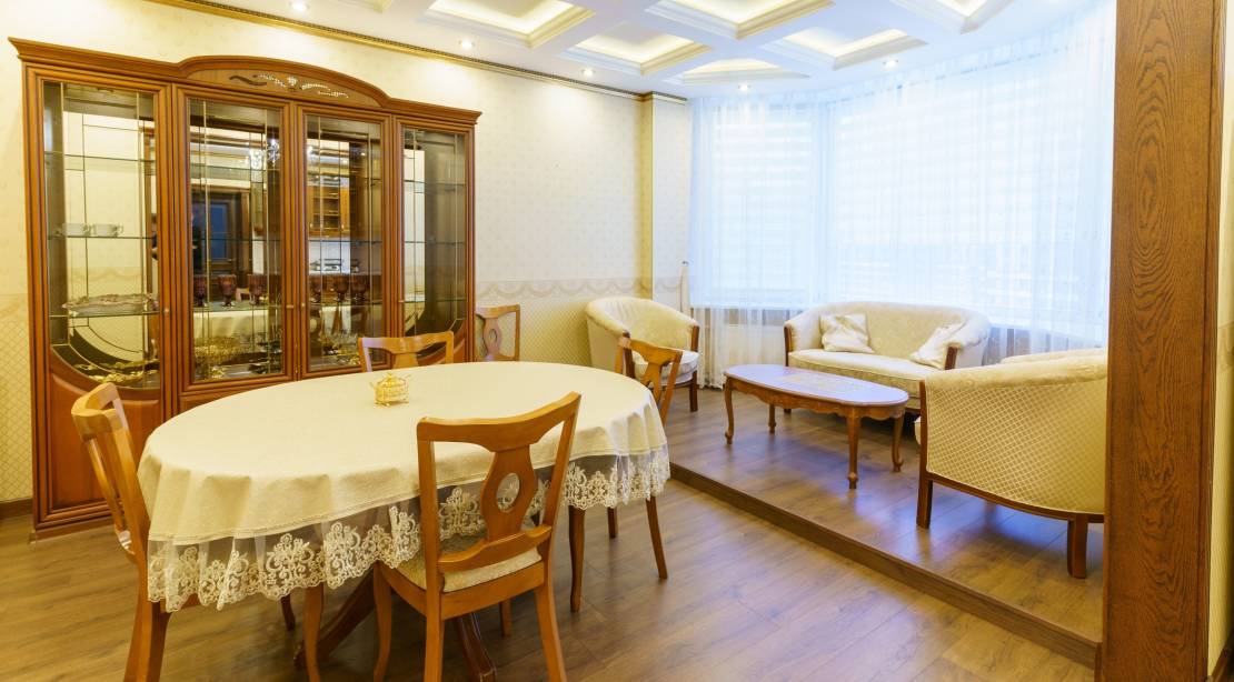 Просторная гостиная площадью 157,3 м² с классическим ремонтом в продаваемой четырехкомнатной квартире на Коломяжском проспекте. Итальянская мебель и техника в интерьере