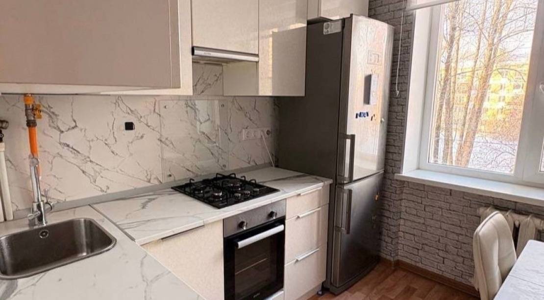 Риэлтор передает ключи от квартиры клиентке после успешной сделки в Санкт-Петербурге