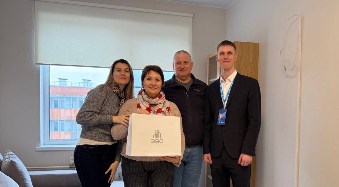 Покупка квартиры в Петергофе для переезда родителей из Барнаула — счастливые клиенты с ключами