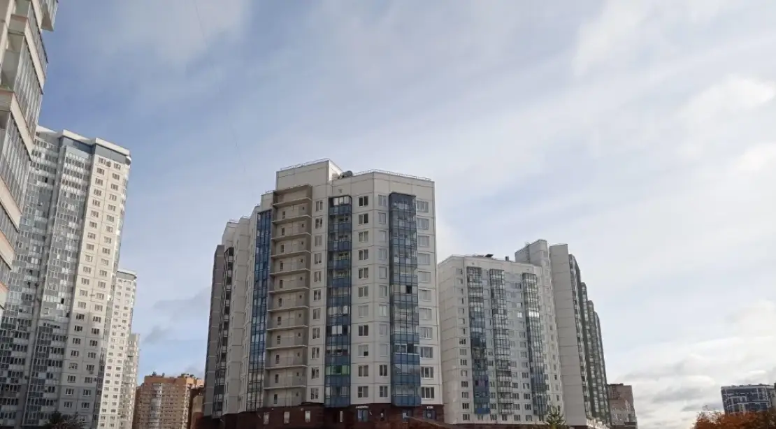 Купить однокомнатную квартиру в Приморском районе Санкт-Петербурга с ремонтом и мебелью в доме на улице Оптиков.