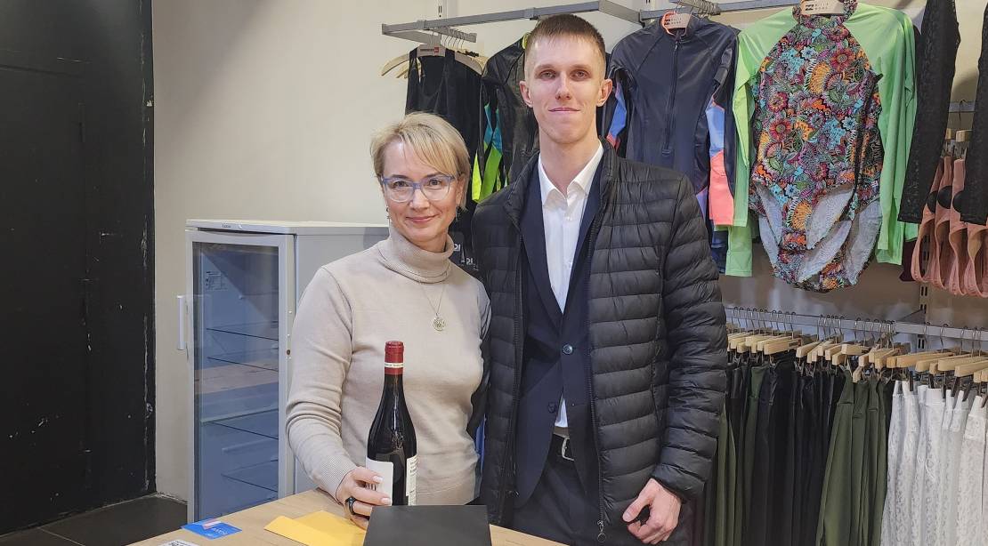 Семейная ипотека на загородный дом в Ленинградской области — счастливая клиентка с ключами от дома в деревне Углово