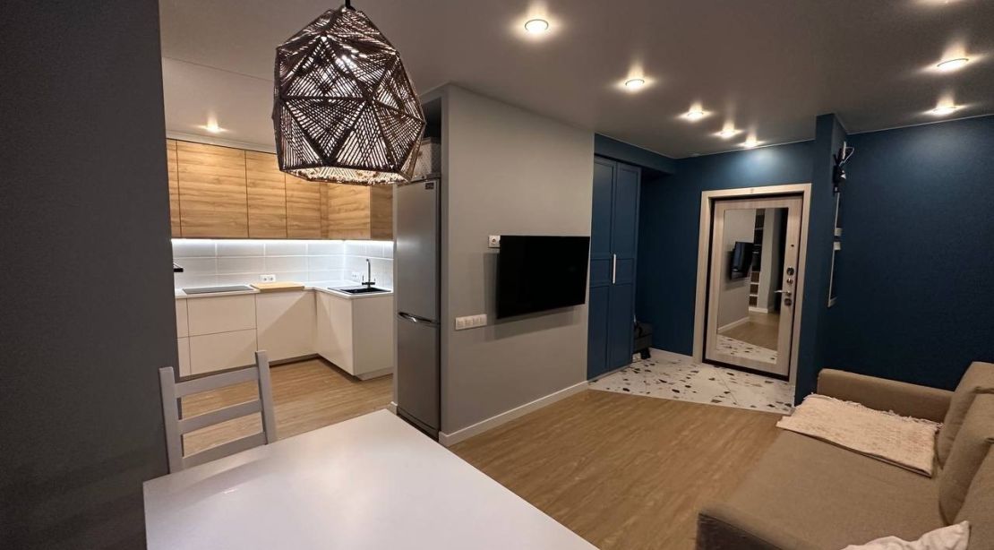 Риэлтор и довольная молодая пара (Михаил и Анастасия) после успешной продажи квартиры с обременением ВТБ и расчетов через банк-кредитор.