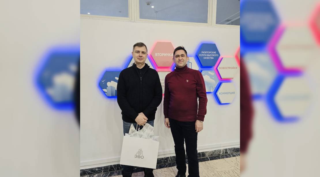 Счастливая пара выбирает квартиру в новостройке Санкт-Петербурга по программе рассрочки