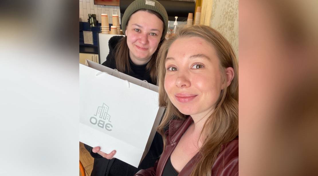 Риелтор и клиентка подписывают документы у нотариуса после продажи залоговой квартиры и погашения долгов