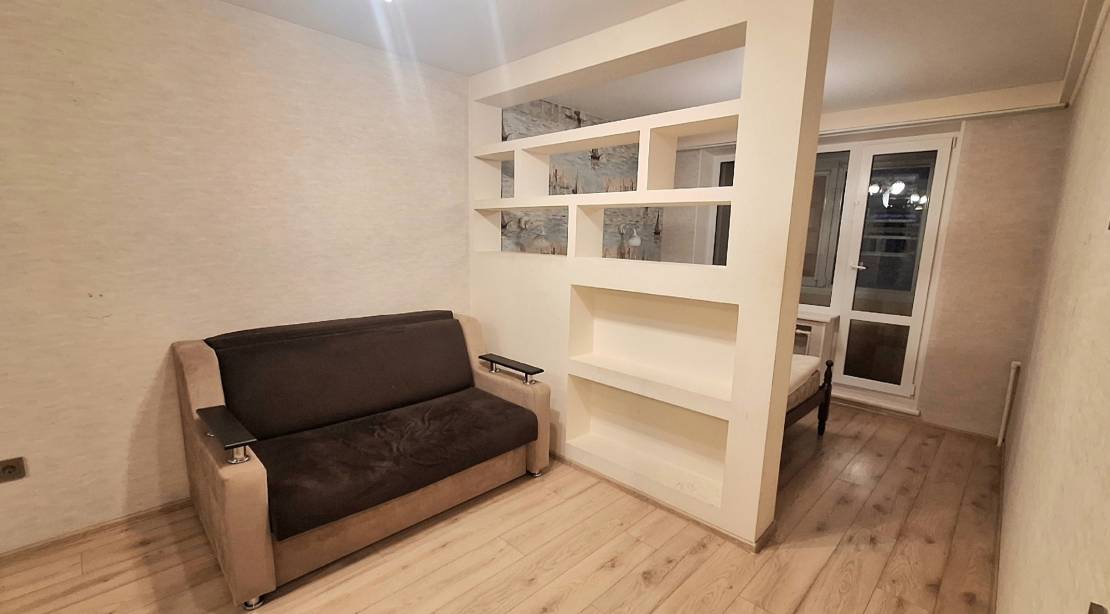 Риэлтор передает ключи собственнице Ирине после успешной сдачи квартиры в аренду