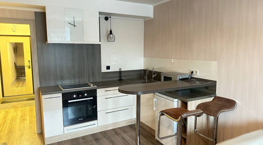 Риэлтор показывает квартиру, сданную в аренду после проблемных жильцов. Профессиональное решение для собственников.