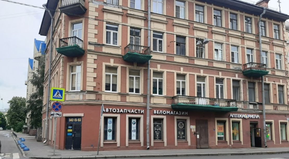 Коммерческое помещение на продажу в Санкт-Петербурге: угловой вход и витрины