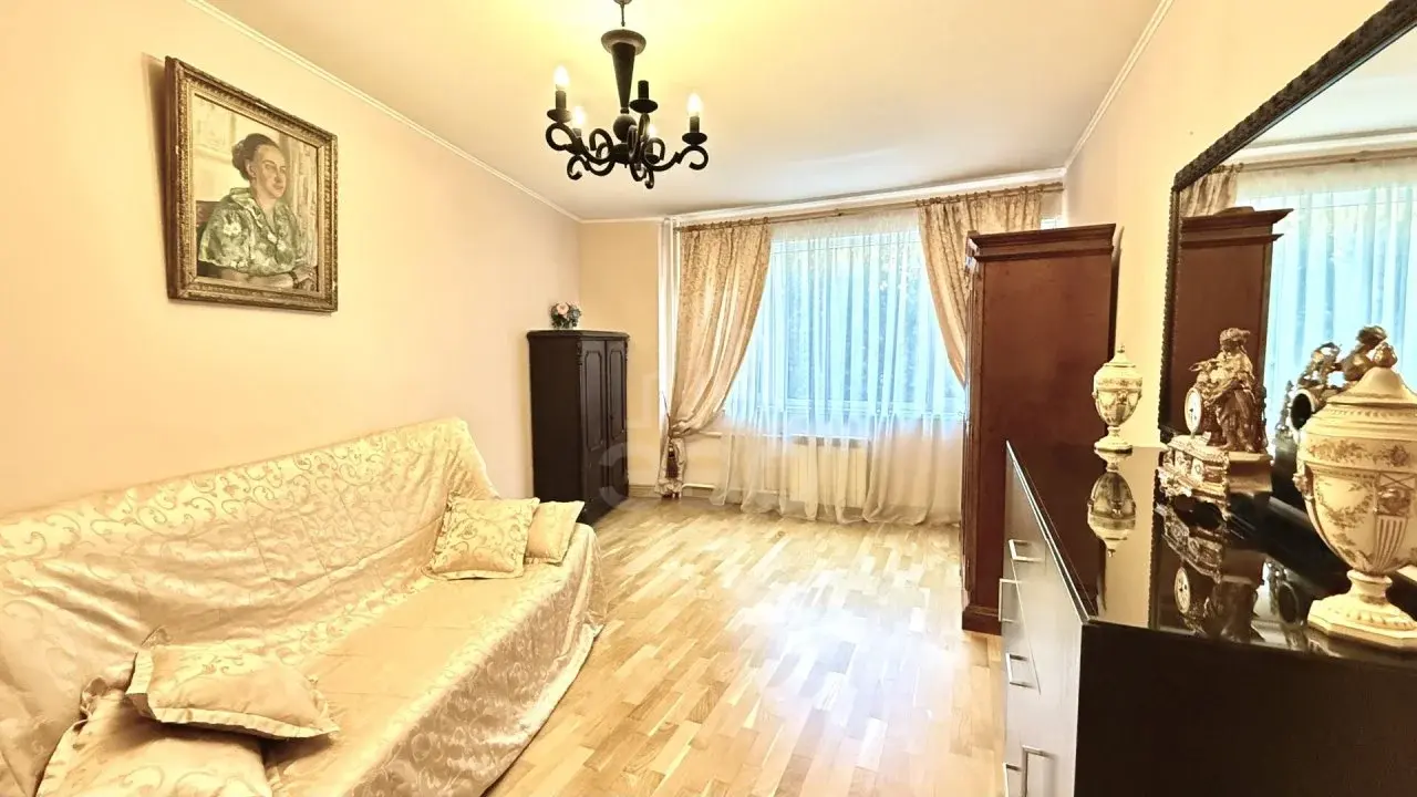 трехкомнатная квартира в Санкт-Петербурге по адресу: Парашютная ул., 4