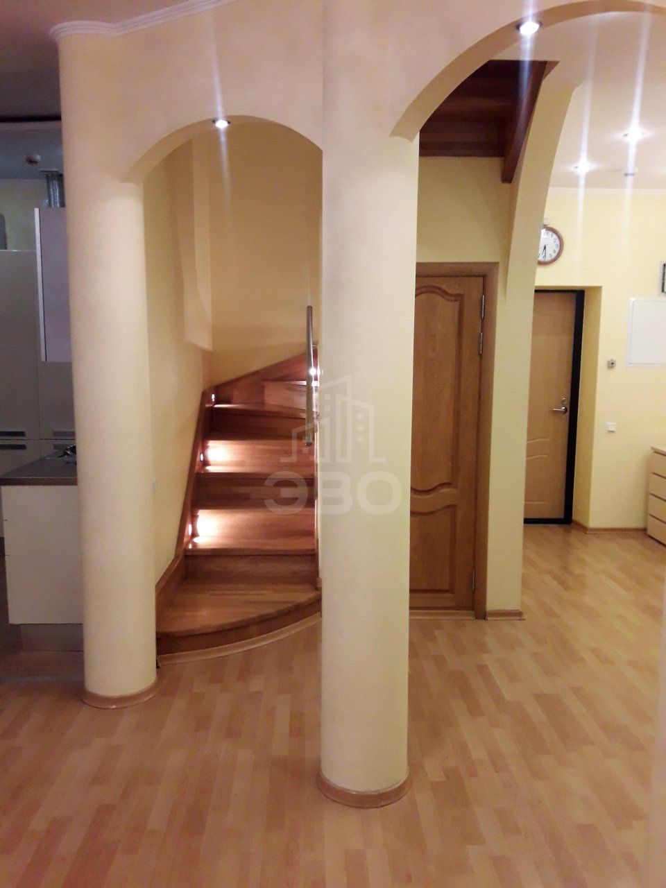 трехкомнатная квартира в Санкт-Петербурге по адресу: Константиновский проспект, 26