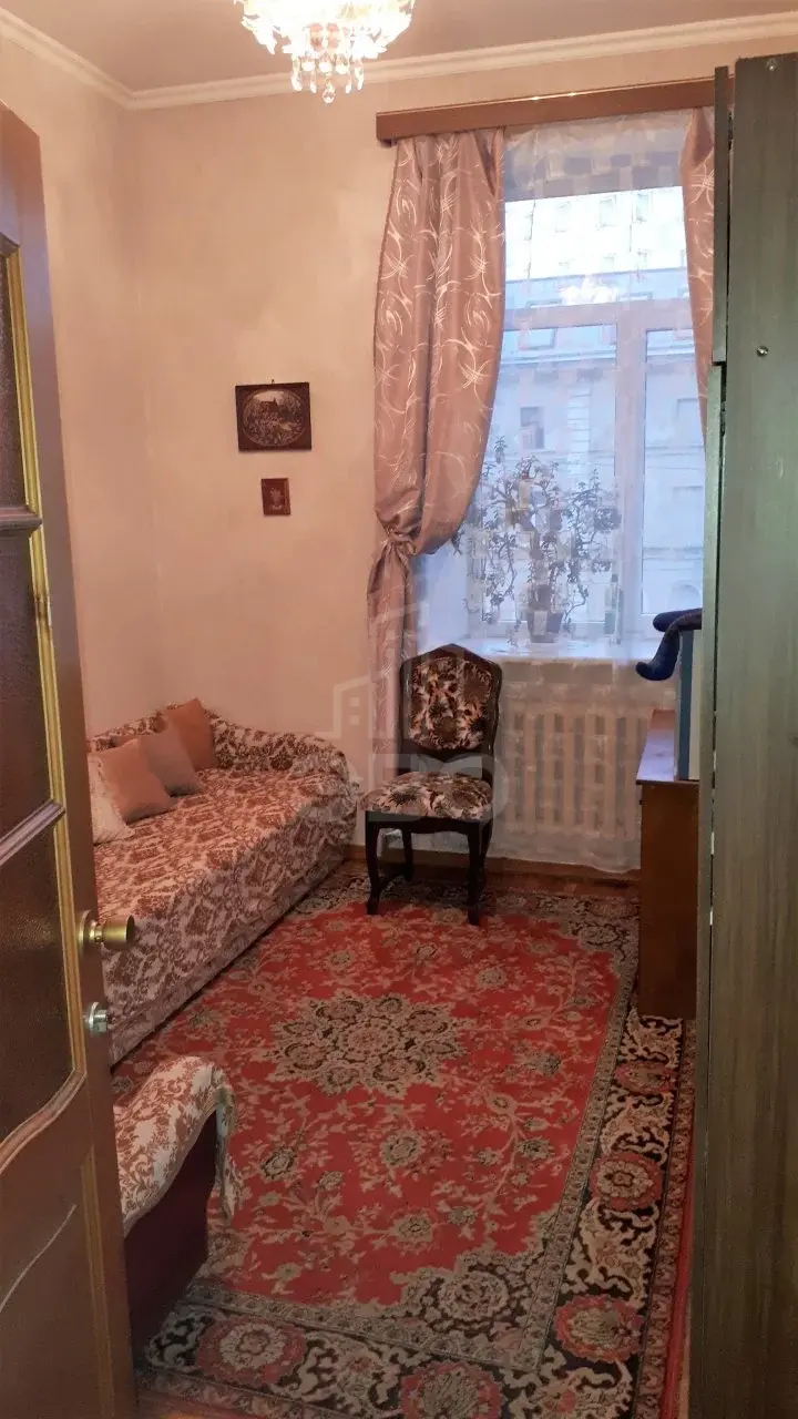 трехкомнатная квартира в Санкт-Петербурге по адресу: Суворовский пр-кт., 56