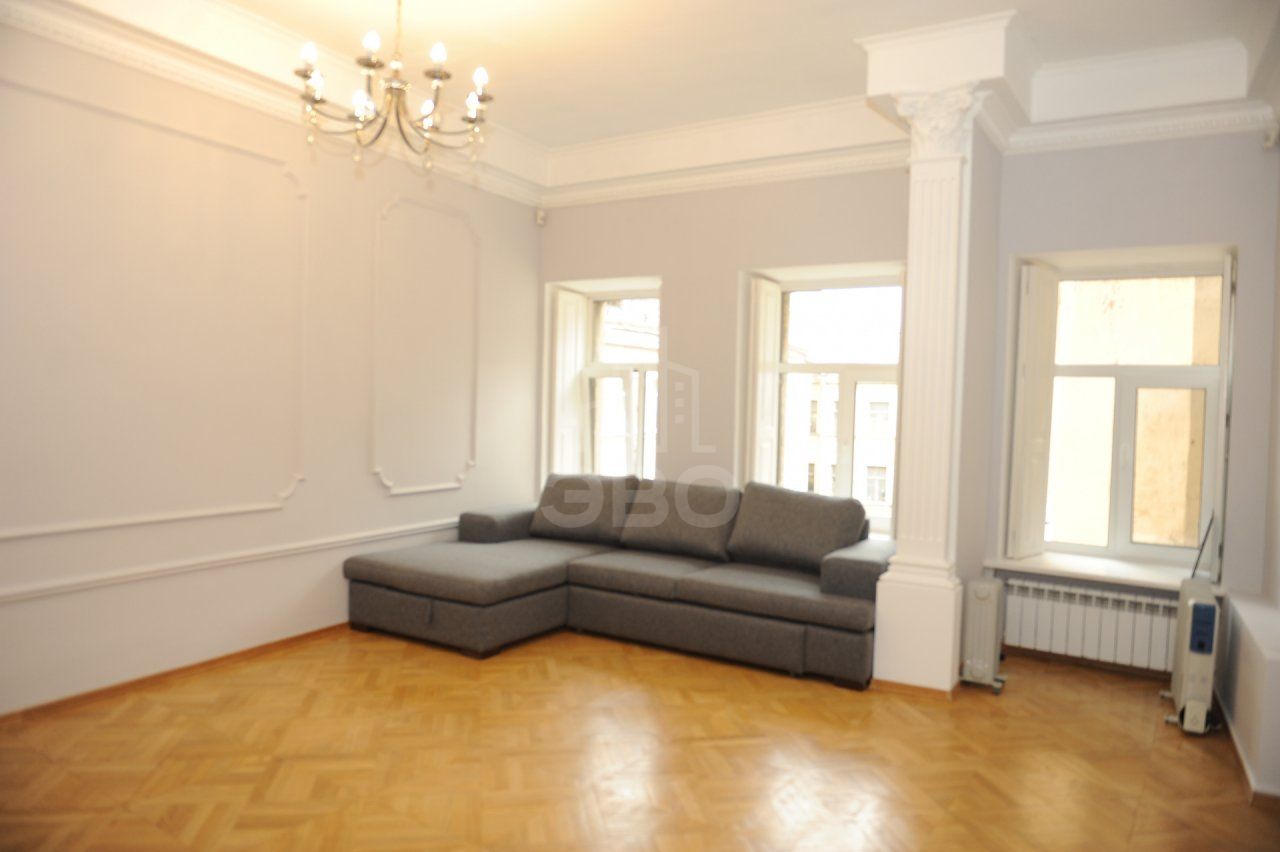 трехкомнатная квартира в Санкт-Петербурге по адресу: Грибоедова канала наб., 70