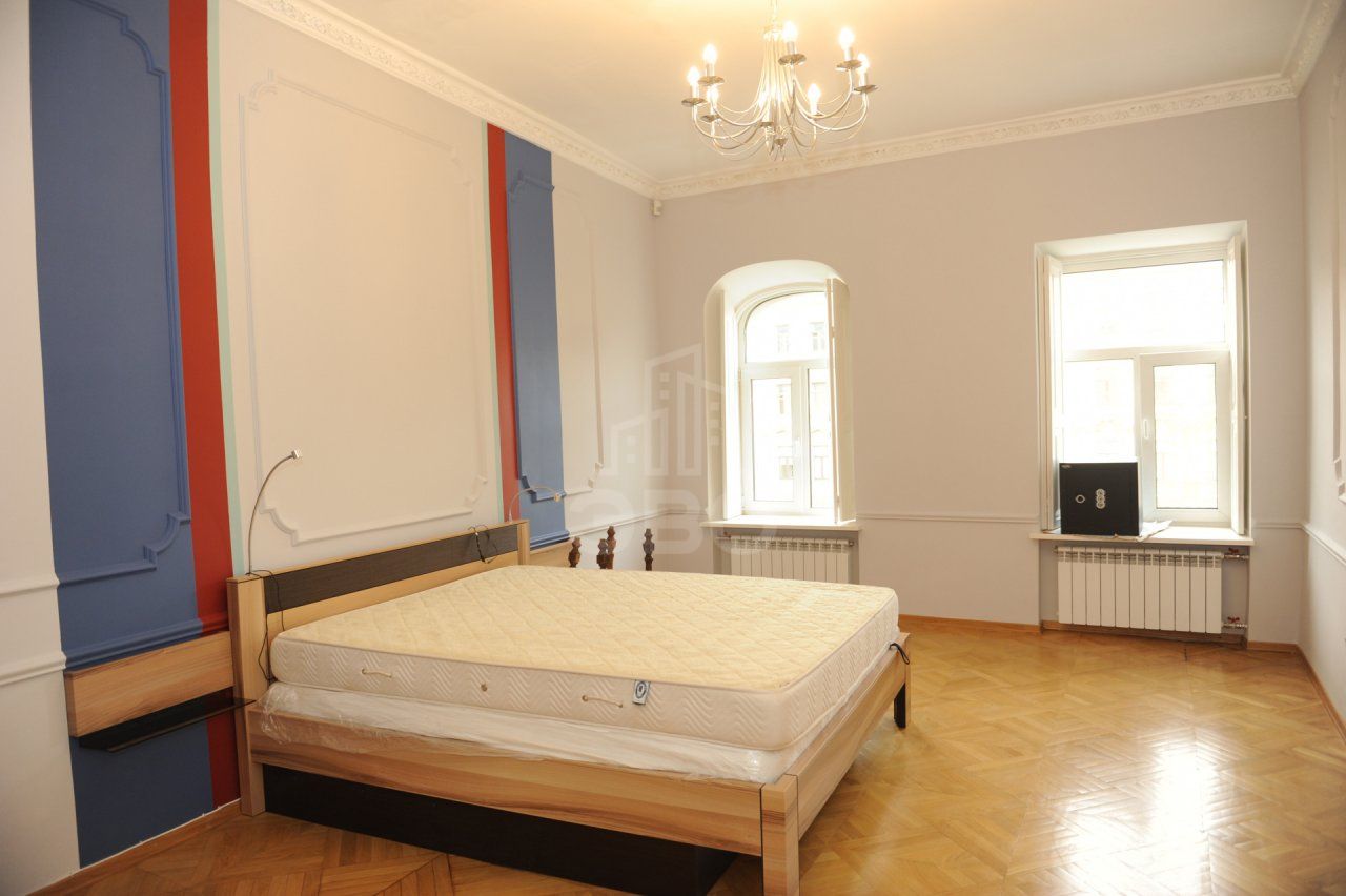 трехкомнатная квартира в Санкт-Петербурге по адресу: Грибоедова канала наб., 70