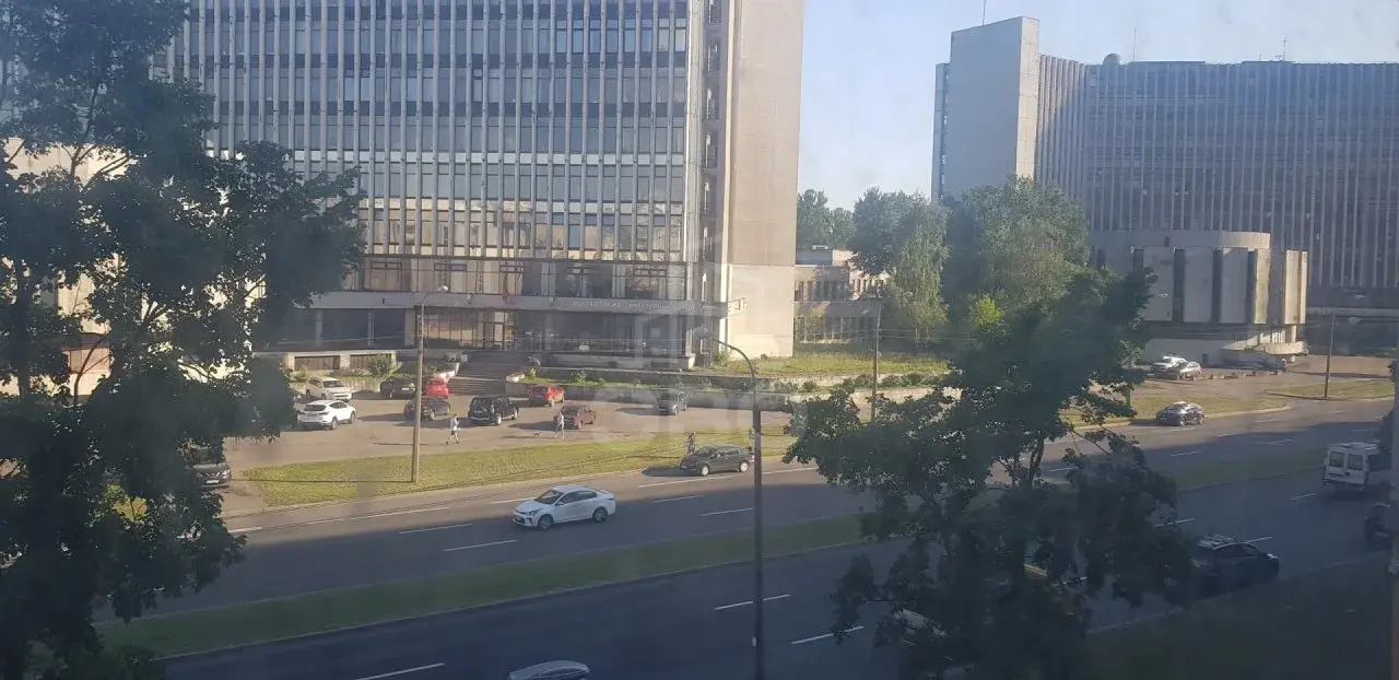 трехкомнатная квартира в Санкт-Петербурге по адресу: КИМа пр-кт., 4