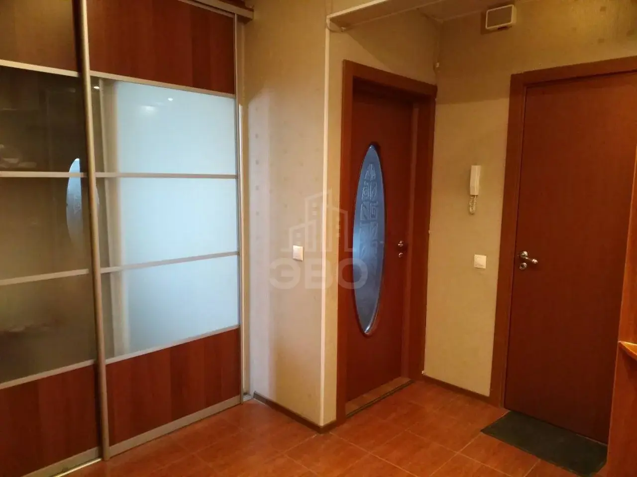 трехкомнатная квартира в Санкт-Петербурге по адресу: Школьная ул., 88