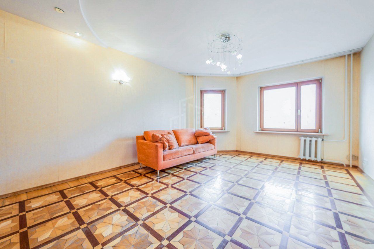 трехкомнатная квартира в Санкт-Петербурге по адресу: Наличная ул., 48, к 1