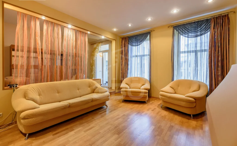 трехкомнатная квартира в Санкт-Петербурге по адресу: Средний В.О. пр-кт., 42