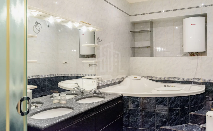 трехкомнатная квартира в Санкт-Петербурге по адресу: Средний В.О. пр-кт., 42