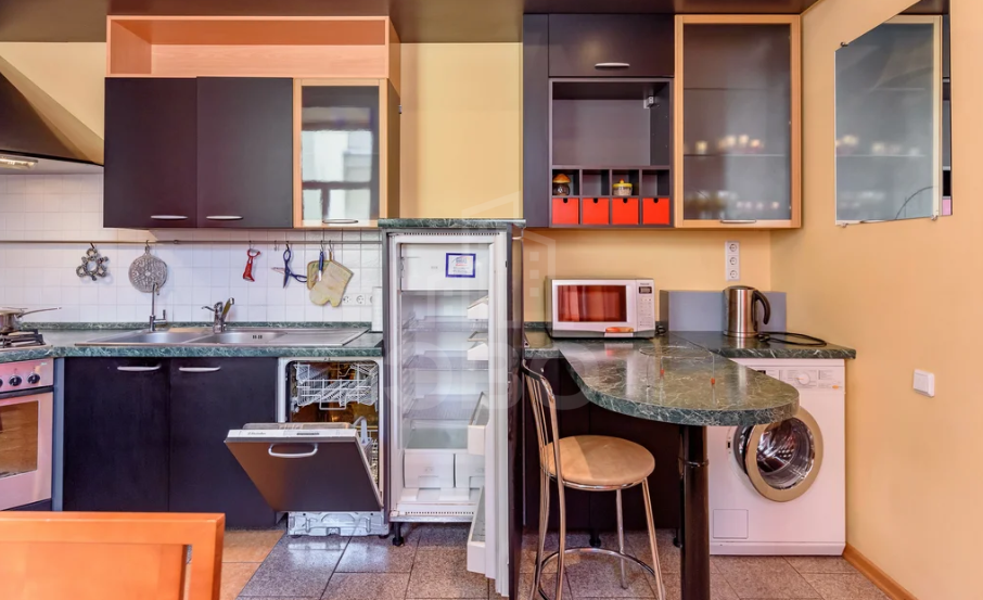 трехкомнатная квартира в Санкт-Петербурге по адресу: Средний В.О. пр-кт., 42