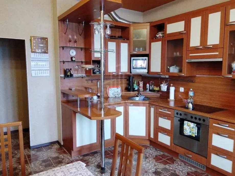 трехкомнатная квартира в Санкт-Петербурге по адресу: Свеаборгская ул., 12