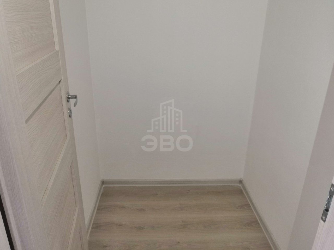 трехкомнатная квартира в Санкт-Петербурге по адресу: Парашютная ул., 42, к 2