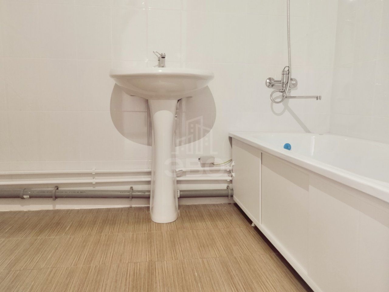 трехкомнатная квартира в Санкт-Петербурге по адресу: Парашютная ул., 42, к 2