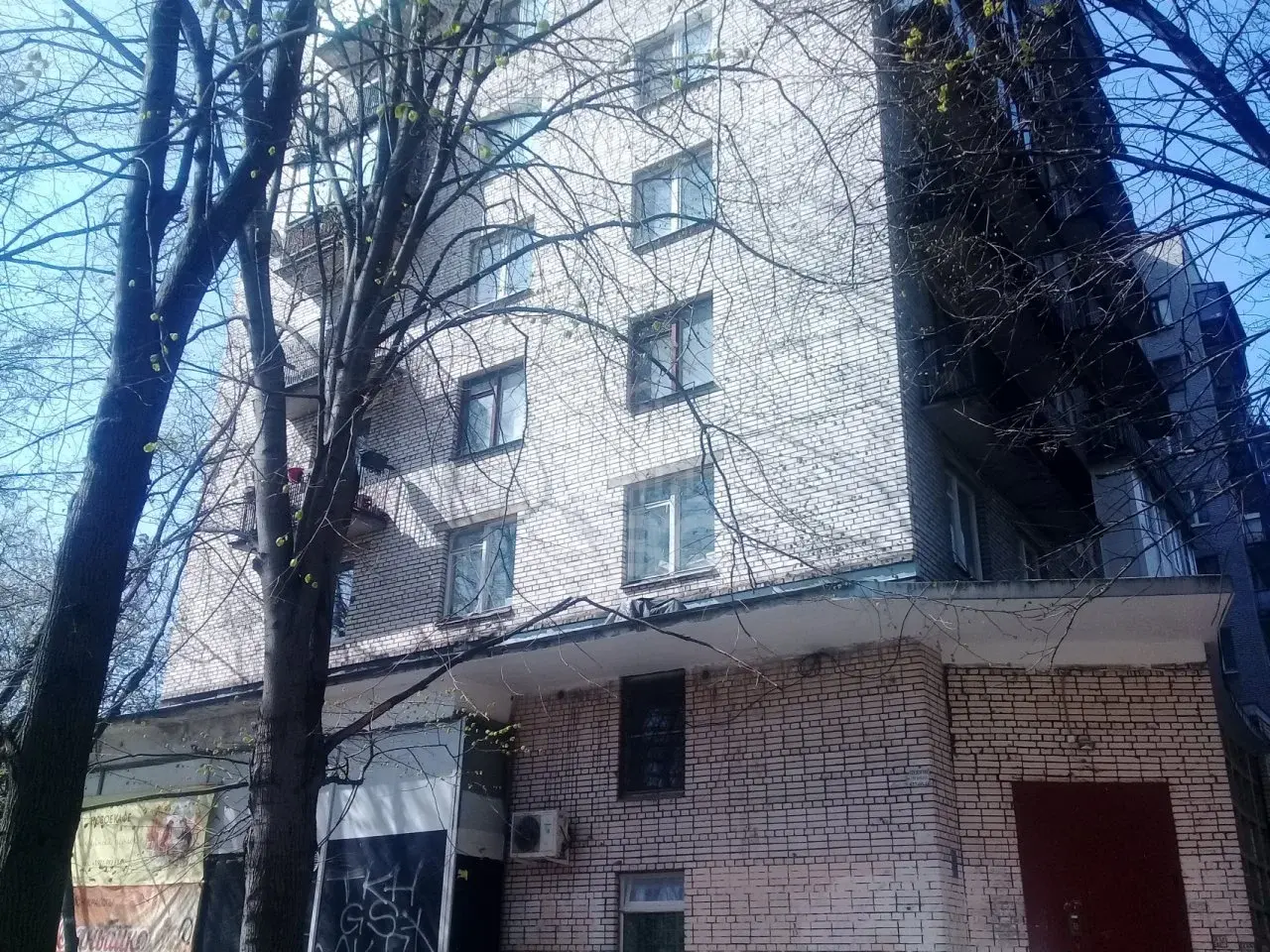 трехкомнатная квартира в Санкт-Петербурге по адресу: 2-й Муринский проспект, 10, к 1