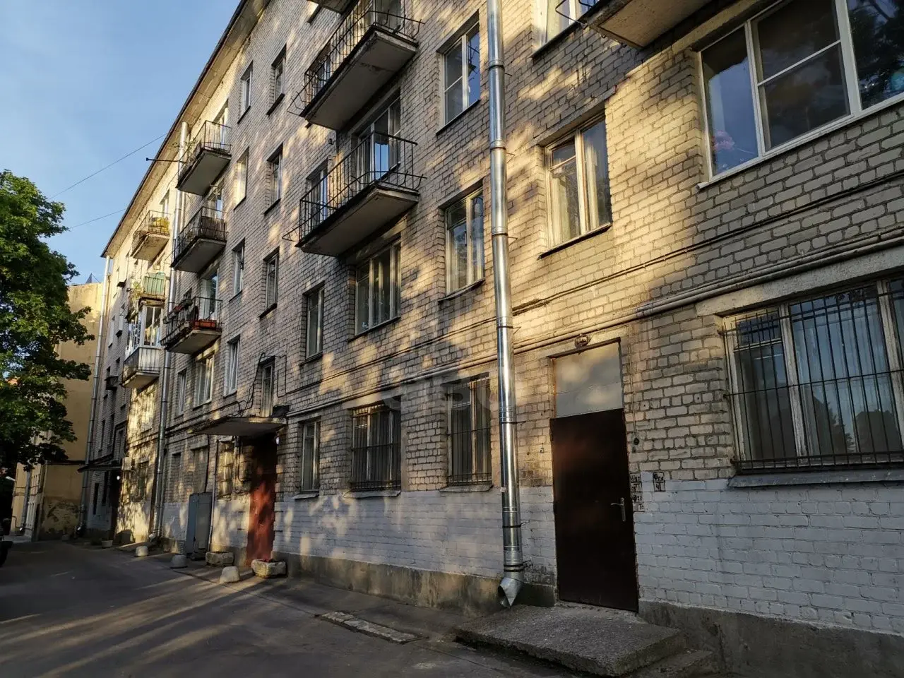 трехкомнатная квартира в Санкт-Петербурге по адресу: Железноводская ул., 15