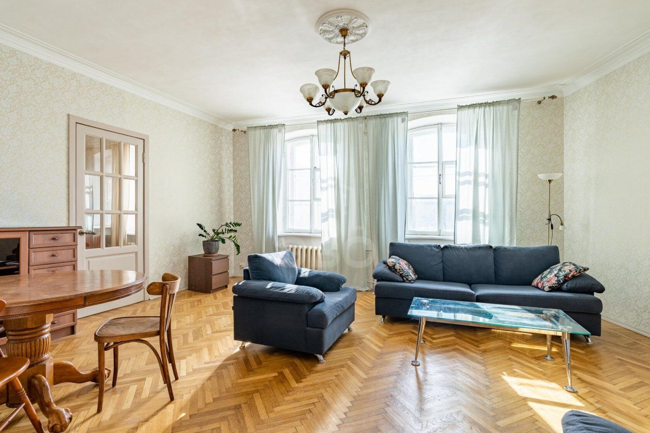 трехкомнатная квартира в Санкт-Петербурге по адресу: Пестеля ул., 1