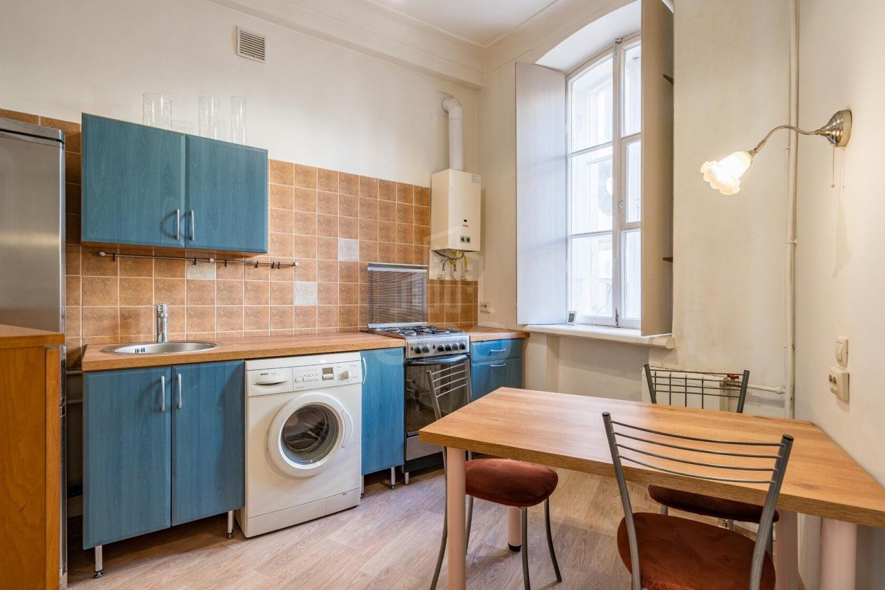 трехкомнатная квартира в Санкт-Петербурге по адресу: Пестеля ул., 1