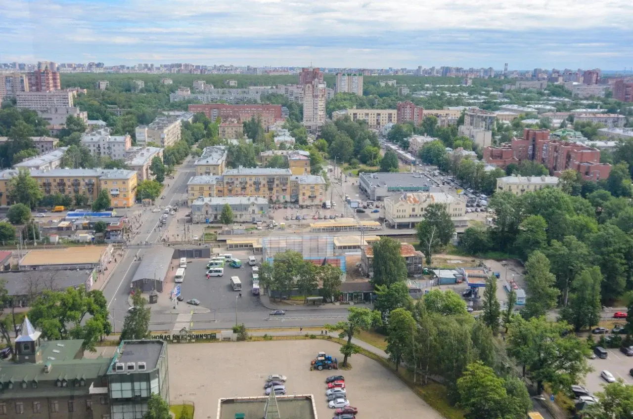 трехкомнатная квартира в Санкт-Петербурге по адресу: Фермское ш., 32