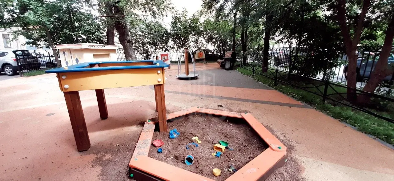 трехкомнатная квартира в Санкт-Петербурге по адресу: Мытнинский пер., 10