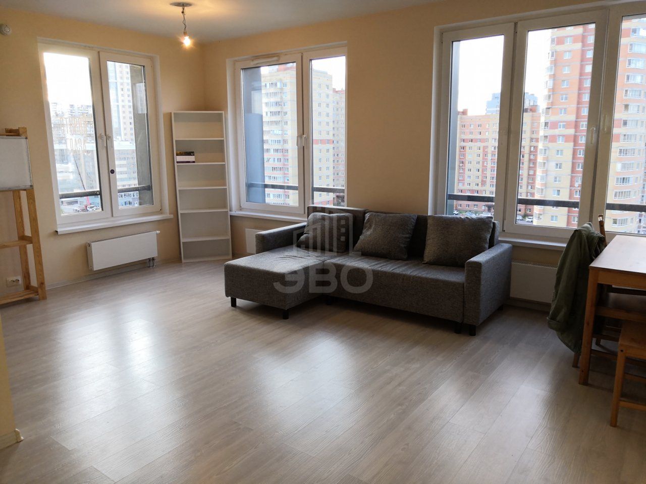 трехкомнатная квартира в Санкт-Петербурге по адресу: Оптиков ул., 34, к 1